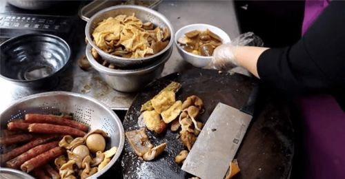 街角飘香十五元，一份小吃引长龙——探秘大妈特色小吃的魅力